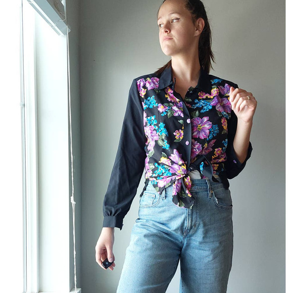 Vintage 80s 90s Floral Button-Down with Fabric Buttons - Picture 2 of 9